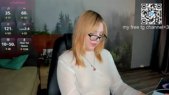 Snapshot of Stacy_Luv chatting on 10-17-25, 01:09 Stacy Luv online show from 10-17-25, 01:09