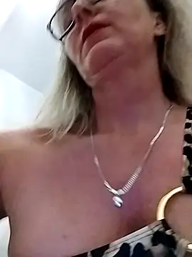 Snapshot of Tinuus chatting on 09-29-25, 06:46 Tinuus online show from 09-29-25, 06:46