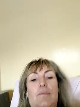 Snapshot of Tinuus chatting on 11-14-25, 01:04 Tinuus online show from 11-14-25, 01:04