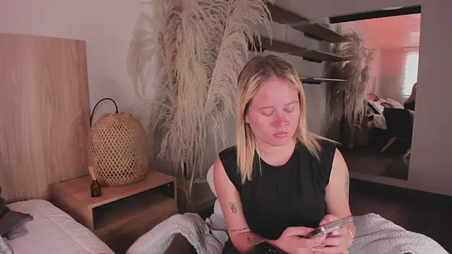 stefanny ruiz  online show from 03-10-25, 01:00