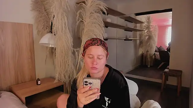 stefanny ruiz  online show from 03-01-25, 04:33