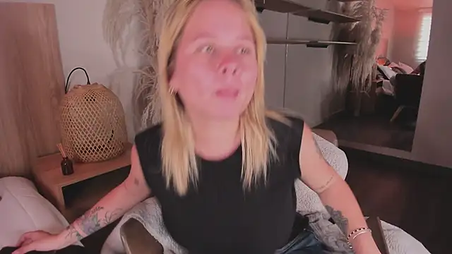 stefanny ruiz  online show from 03-10-25, 04:03