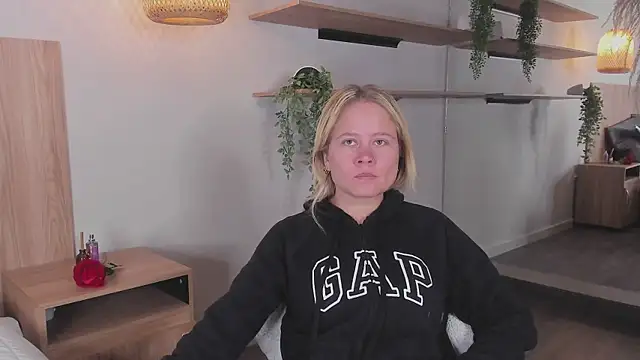 stefanny ruiz  online show from 03-22-25, 12:14