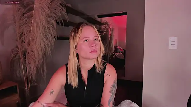 stefanny ruiz  online show from 03-11-25, 12:17