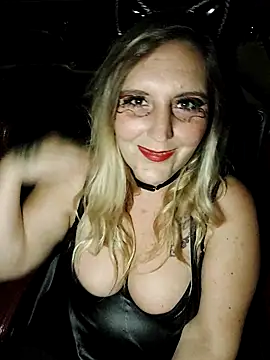 BecciDeluxe online show from 10-31-25, 09:00