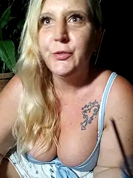 BecciDeluxe online show from 06-16-26, 09:04