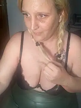 BecciDeluxe online show from 03-05-26, 06:37