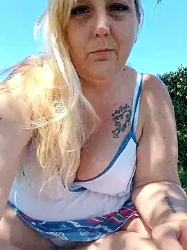 BecciDeluxe online show from 04-19-26, 11:55