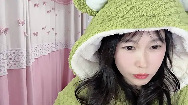 Snapshot of Shleybaby chatting on 12-15-24, 02:05 Shleybaby online show from 12-15-24, 02:05