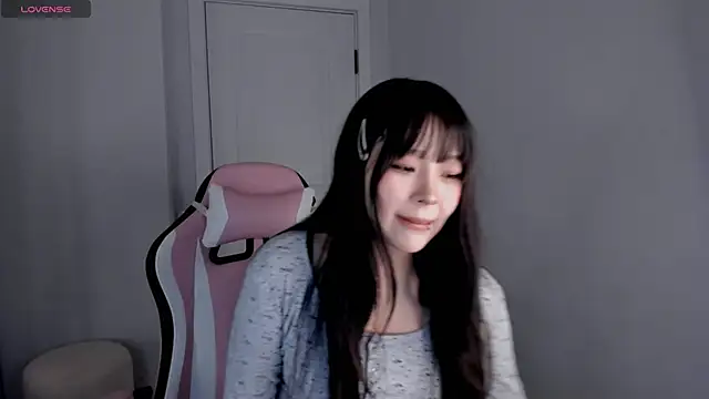 Snapshot of hee_young11 chatting on 10-20-25, 05:35 hee young11 online show from 10-20-25, 05:35