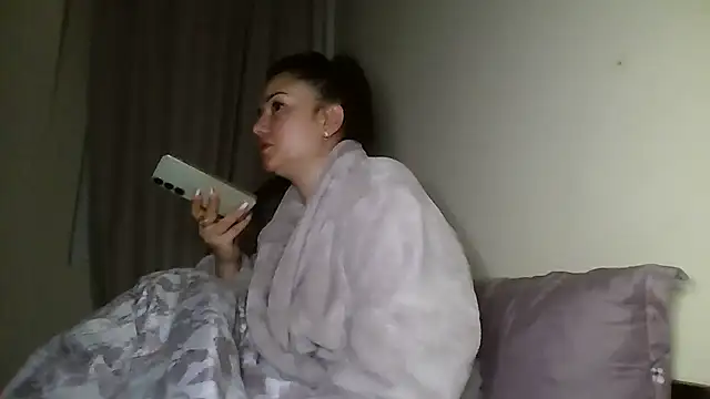 Snapshot of Linusya chatting on 11-06-25, 05:06 Linusya online show from 11-06-25, 05:06