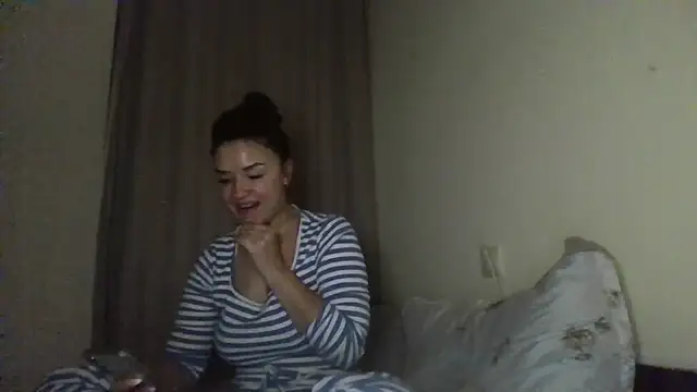 Snapshot of Linusya chatting on 11-15-25, 04:55 Linusya online show from 11-15-25, 04:55