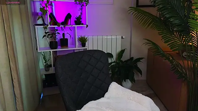 Lina-hill online show from 11-30-25, 09:43