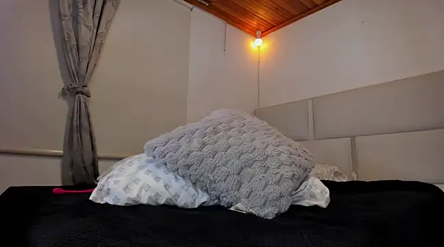 Snapshot of tierra_n chatting on 02-21-25, 11:54 tierra n online show from 02-21-25, 11:54