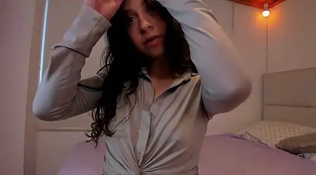 Snapshot of tierra_n chatting on 02-05-25, 10:33 tierra n online show from 02-05-25, 10:33