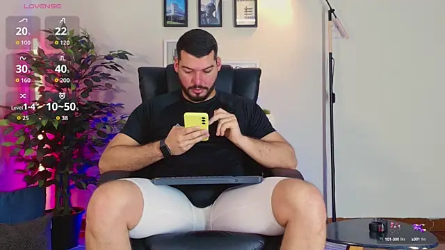 Snapshot of HenryBenso chatting on 10-05-25, 04:31 HenryBenso online show from 10-05-25, 04:31