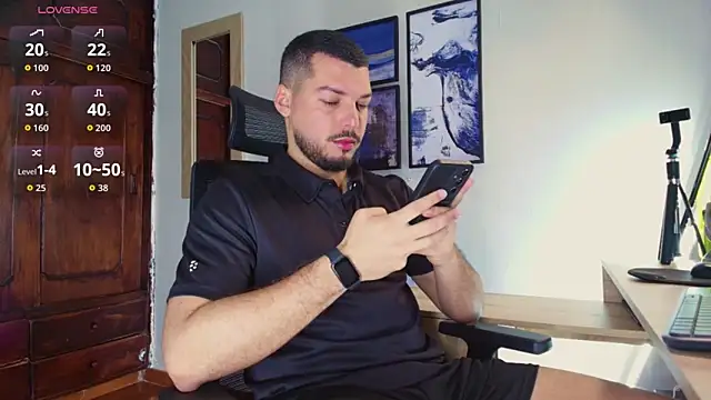 Snapshot of HenryBenso chatting on 10-30-25, 05:54 HenryBenso online show from 10-30-25, 05:54