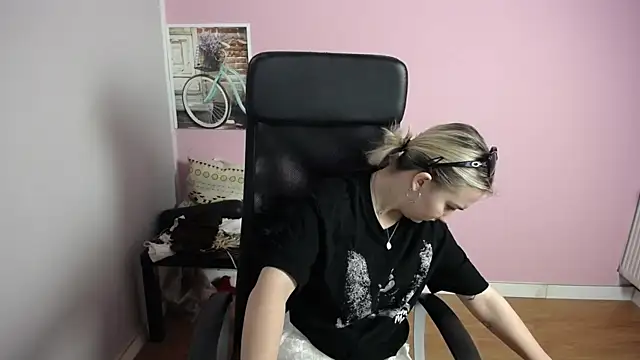Snapshot of viktoria_lovely chatting on 05-05-26, 06:27 viktoria lovely online show from 05-05-26, 06:27