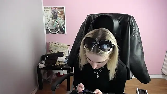 Snapshot of viktoria_lovely chatting on 04-29-26, 11:03 viktoria lovely online show from 04-29-26, 11:03