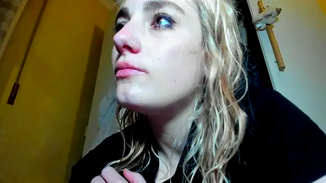 Snapshot of Monicbabe chatting on 09-26-25, 08:05 Monicbabe online show from 09-26-25, 08:05