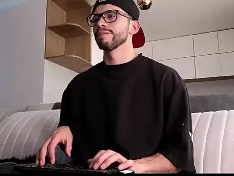 Snapshot of Phantom_Bigger1 chatting on 12-19-25, 07:05 Phantom Bigger1 online show from 12-19-25, 07:05