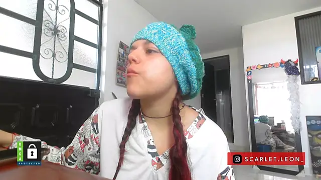 Snapshot of Scarletleon77 chatting on 10-22-25, 12:04 Scarletleon77 online show from 10-22-25, 12:04
