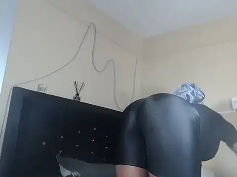 leslie bebby2 online show from 11-18-25, 10:45