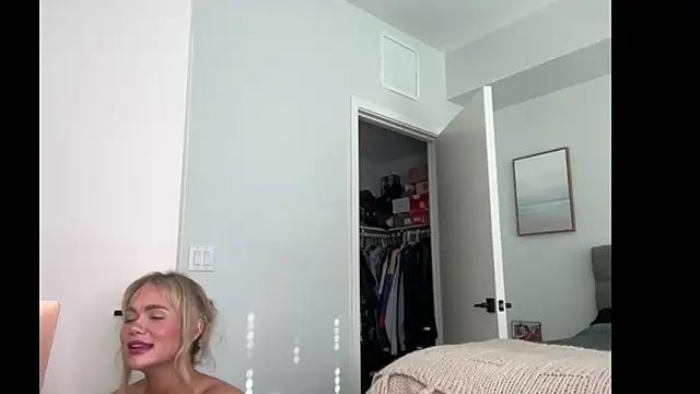 Snapshot of ElenaErickson chatting on 06-11-26, 12:32 ElenaErickson online show from 06-11-26, 12:32