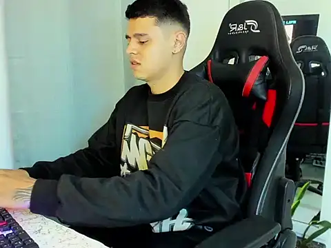 Snapshot of E_Moon chatting on 11-04-25, 04:16 E Moon online show from 11-04-25, 04:16