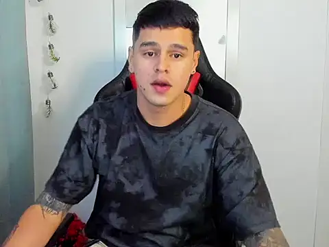 Snapshot of E_Moon chatting on 09-18-25, 02:47 E Moon online show from 09-18-25, 02:47