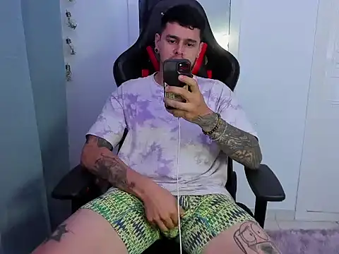 Snapshot of E_Moon chatting on 10-07-25, 03:51 E Moon online show from 10-07-25, 03:51