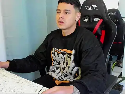 Snapshot of E_Moon chatting on 11-07-25, 03:00 E Moon online show from 11-07-25, 03:00