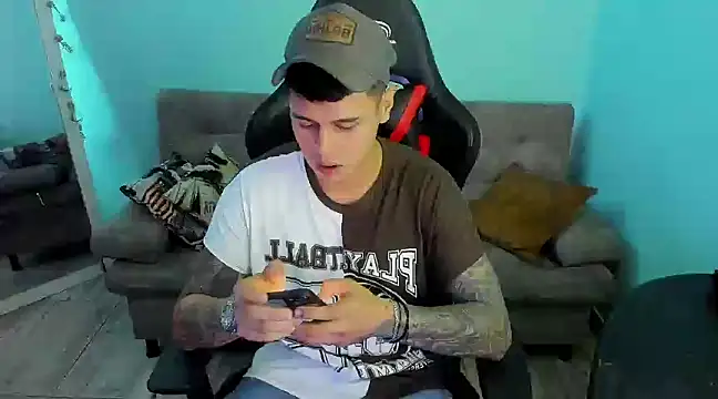 Snapshot of E_Moon chatting on 12-30-24, 05:04 E Moon online show from 12-30-24, 05:04