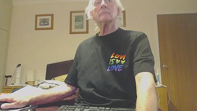 Snapshot of WaverlyKernow chatting on 02-14-25, 09:13 WaverlyKernow online show from 02-14-25, 09:13