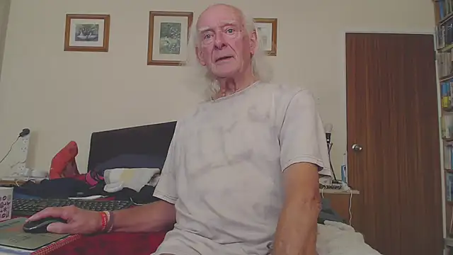 Snapshot of WaverlyKernow chatting on 10-14-25, 03:34 WaverlyKernow online show from 10-14-25, 03:34