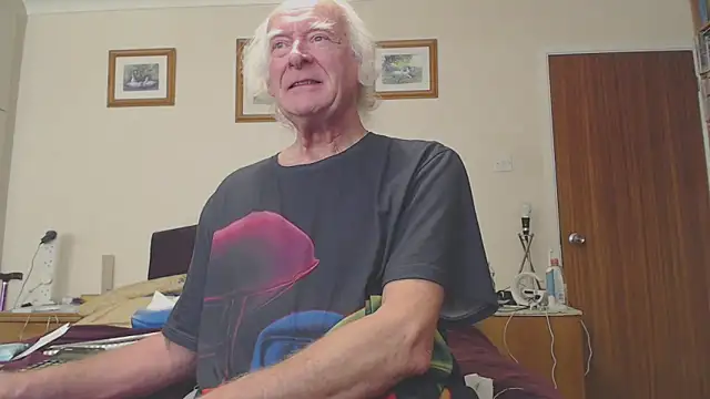 Snapshot of WaverlyKernow chatting on 01-31-25, 10:31 WaverlyKernow online show from 01-31-25, 10:31