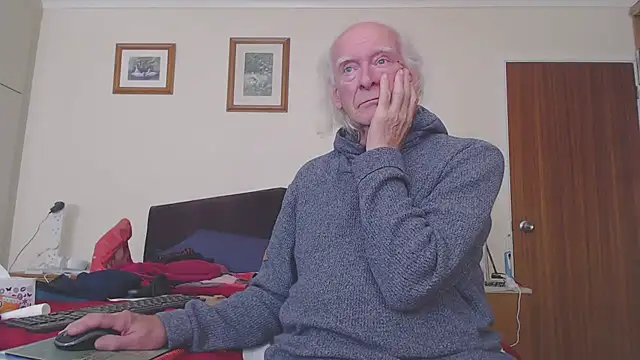 Snapshot of WaverlyKernow chatting on 10-12-25, 01:01 WaverlyKernow online show from 10-12-25, 01:01
