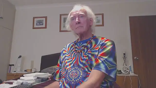 Snapshot of WaverlyKernow chatting on 02-25-25, 12:38 WaverlyKernow online show from 02-25-25, 12:38