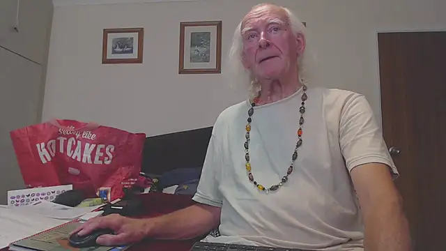 Snapshot of WaverlyKernow chatting on 09-21-25, 01:38 WaverlyKernow online show from 09-21-25, 01:38
