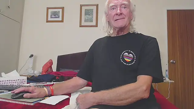 Snapshot of WaverlyKernow chatting on 10-11-25, 01:45 WaverlyKernow online show from 10-11-25, 01:45