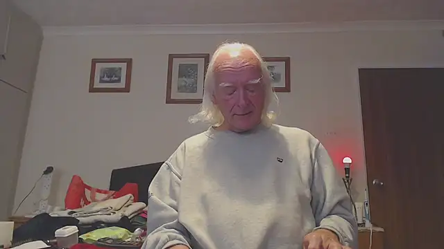 Snapshot of WaverlyKernow chatting on 10-04-25, 12:17 WaverlyKernow online show from 10-04-25, 12:17