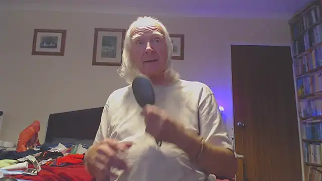 Snapshot of WaverlyKernow chatting on 10-08-25, 01:01 WaverlyKernow online show from 10-08-25, 01:01