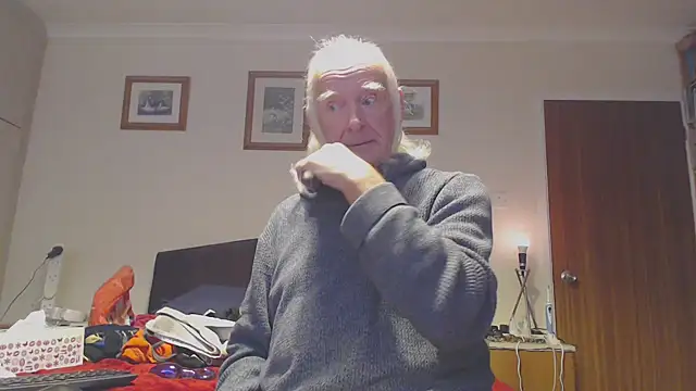 Snapshot of WaverlyKernow chatting on 10-15-25, 01:30 WaverlyKernow online show from 10-15-25, 01:30