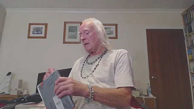 Snapshot of WaverlyKernow chatting on 10-25-25, 09:41 WaverlyKernow online show from 10-25-25, 09:41