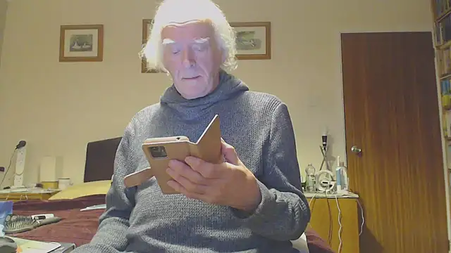 Snapshot of WaverlyKernow chatting on 01-26-25, 09:40 WaverlyKernow online show from 01-26-25, 09:40