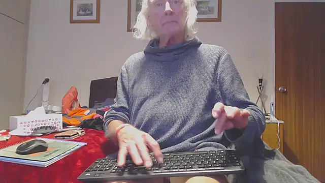 Snapshot of WaverlyKernow chatting on 10-18-25, 12:18 WaverlyKernow online show from 10-18-25, 12:18