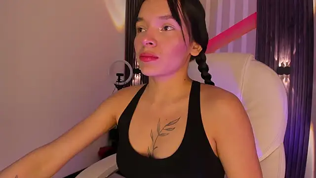 Snapshot of _shantal_smith chatting on 06-03-26, 01:17 shantal smith online show from 06-03-26, 01:17