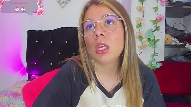 Snapshot of little_tifanny82 chatting on 02-26-25, 02:38 little tifanny82 online show from 02-26-25, 02:38