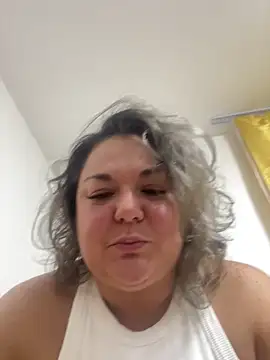 Snapshot of MikyVesela chatting on 10-27-25, 05:25 MikyVesela online show from 10-27-25, 05:25