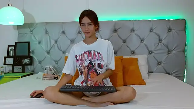 MelodyMansson online show from 04-09-26, 02:01